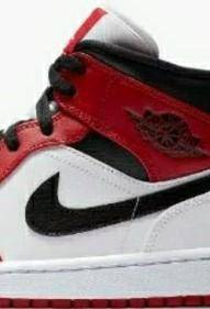 DONT REPORT PLS JUST TRYING TO GIVE FREE POINTS !!

What shoe brand is this ? first person gets po