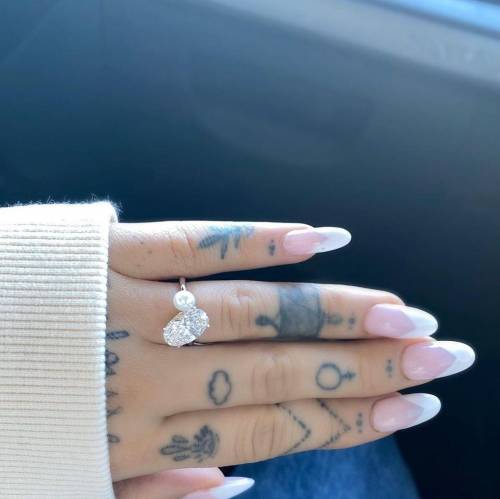 YALL IM LEGIT CRYINGGG MY BBY ARIANA IS ENGAGEDDDD :')