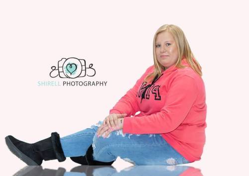Here is some of my senior pics (ik im fat )