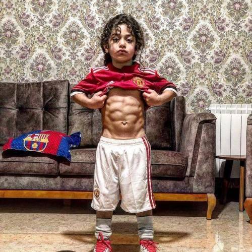 Who has better abs 1 me or 2 kid off googIe?