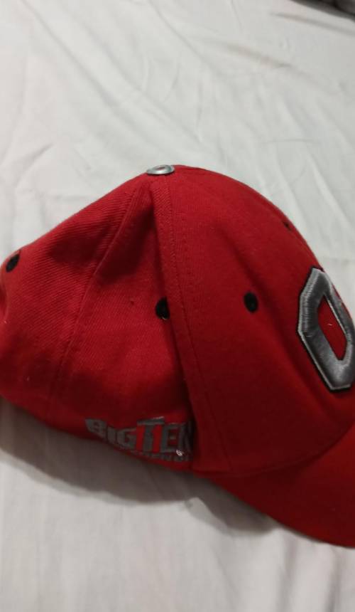 Does this hat evan sell anymore?​