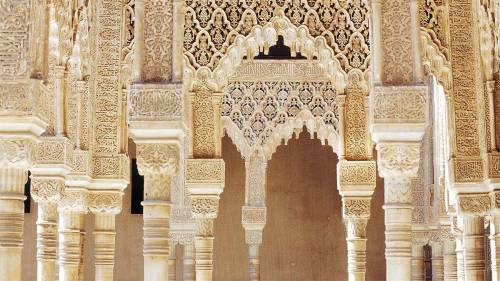 Based on this photograph,how would you describe Islamic architecture? No links please ty :)
