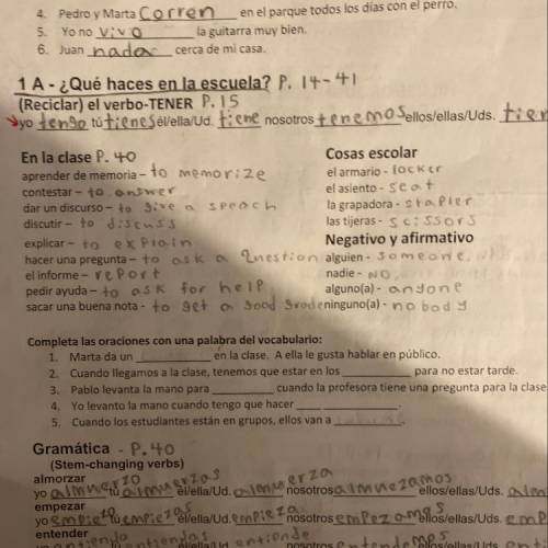 Completa las oraciones con una palabra del vocabulario:

1. Marta da un _______
en la clase. A ell